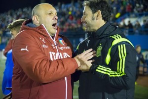 El técnico de Italia y el de España se saludan antes del partido. Foto: Francisco Natera (Fútbol Pitiuso)