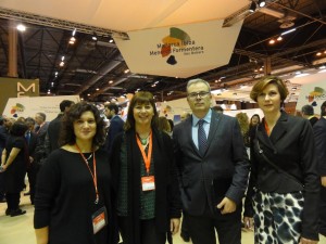 Pepa Marí y Vicent Torres junto a Francina Armengol en Fitur.