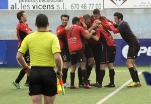 Los jugadores del Formentera celebran un gol en un partido de Liga