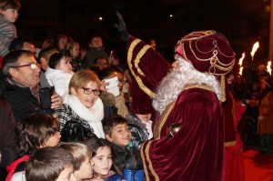 Melchor, rodeado de niños. 