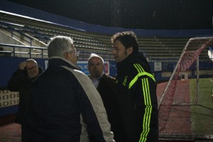 Santi Denia, antes del entrenamiento de España.charla con los delegados de fútbol insulares.