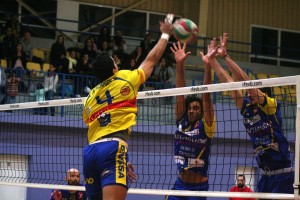 Artur Borges remata el balón durante el partido de es Viver frente al Electrocash Cáceres. Fotos: C. V.