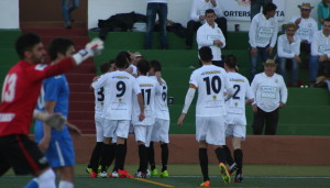 Los jugadores de la Peña celebran la consecución del primer tanto del partido