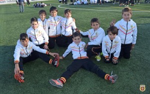 Varios jugadores de la entidad en el campo de Santa Eulària durante la presentación