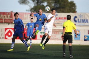 Piquero, en un salto con un futbolista del Binissalem, ha marcado el segundo de la Peña