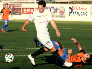 Piquero, uno de los indiscutibles de Ormaechea, en un lance del partido