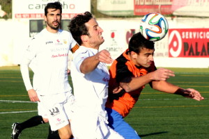 Piquero pugna con un rival en una acción del partido ante el Sóller