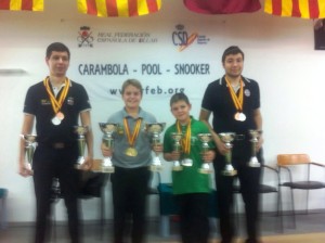 Jonás Souto y Javier Sala, en el centro, con sus medallas y trofeos.