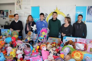 Varias de las personas que han trabajado en la campaña posan junto a los juguetes