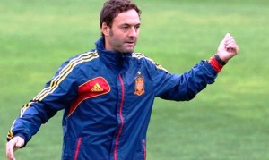 Santi Denia, seleccionador español Sub-17, durante un entrenamiento con el conjunto nacional. Foto: RFEF