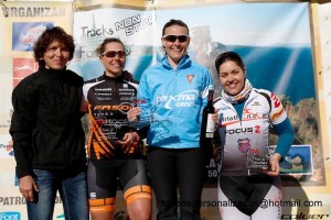 Vicenta Tur, Yolanda Pereira y Catalina Tur, junto a Fátima Blázquez, en el podio femenino de Bronce.