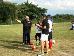 Albert Benaiges da instrucciones a los futbolistas ante la mirada atenta de Oliver.