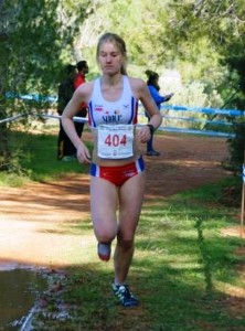 Alexia Hartmann, sin zapatilla en el pie derecho, durante un momento de la carrera.