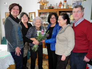 Leónida Bella Martinez, recibió un ramo de flores de manos de la alcaldesa, Pepita Gutierrez. Foto: Ayuntamiento de Sant Antoni.