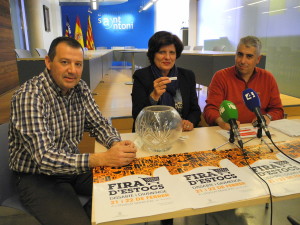 La concejala Maria Ramón junto a comerciantes del municipio. Foto: Ayuntamiento de Sant Antoni. 