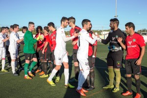 Los jugadores de ambos equipos se saludan con deportividad antes del derbi entre Formentera y Peña. 