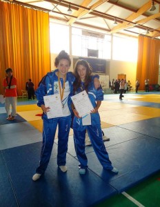 Samanta Cárdenas, a la izquierda, en una competición de judo.