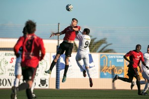 Larra, en pleno salto en un partido de Liga