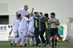 Los jugadores de la Peña celebran por todo lo alto el gol de Rubén Martínez.