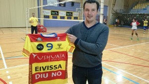 Juanan Ripoll, director deportivo del club, presenta la nueva equipación del equipo ibicenco.