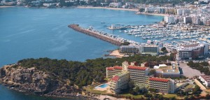 En primer término, el hotel Sol Ibiza, en Santa Eulària des Riu. Foto: melia.com