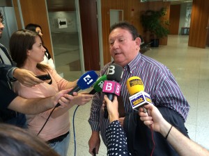 Alfonso Ribas hablando con los periodistas como presidente de Apebús. Foto: L.A.