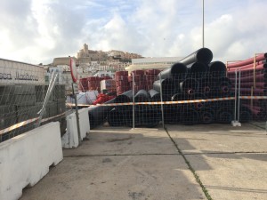 Los tubos de las canalizaciones para las obras del puerto acumulados en es Martell. Foto: L. A.