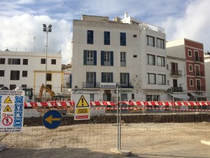 El edificio de Autoritat Portuària en el puerto de Vila, justo frente a es Martell. Foto: L. A.