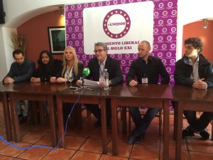 Ismael Laplaza, en el centro, junto a los otros representantes del Movimiento liberal siglo XXI. Foto: L. A.