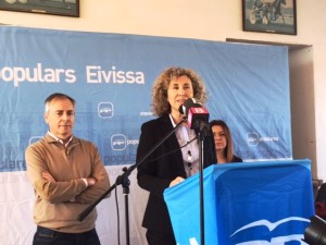 Neus Marí, junto a Vicent Serra y María José Ribas, durante el acto de presentación de su candidatura en Sant Josep.