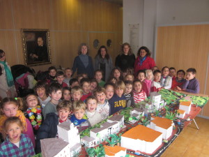 Alumnos del Urgell junto a la maqueta.