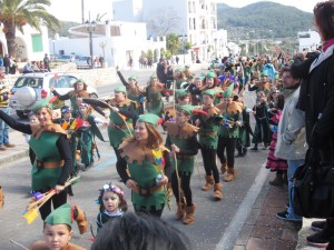 Els que no Robin al bosc de L'Urgell se llevó el primer premio en carroza escolar.