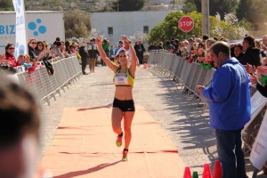 Carolina Gámez se estrenó en lo más alto del podio en una carrera popular.