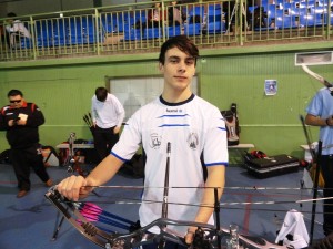 Miguel Ángel Escandell espera revalidar este domingo su título de campeón de España cadete de arco compuesto.