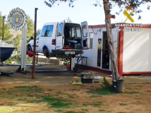 Imagen de uno de los talleres ilegales desmantelados por la Guardia Civil y la Policía de Sant Antoni. 