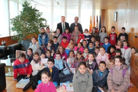 Els estudiants de Can Raspalls amb Vicent Serra i Álex Minchiotti, al fons. 