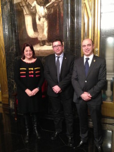 Un moment de la inauguració de l’Any Muntaner a Barcelona, amb Lina Sansano, l'alcalde de Peralada, Pere Torrent i l'alcalde de Xirivella, Enrique Ortí. Foto: Ajuntament d'Eivissa