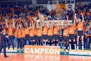 El CAI Teruel celebra la consecución de su cuarto título en la Copa del Rey de voleibol.