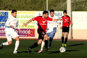 Bernal trata de zafarse de varios futbolistas de la Peña en un lance del encuentro