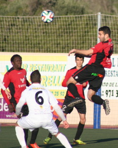 Bernal cabecea un balón en el transcurso del derbi pitiuso de Trecera