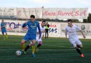 Javier Zurbano se lleva el balón ante la presencia de los peñistas Pau Pomar y Rosa.