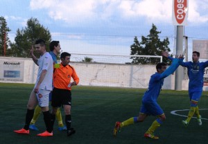 Los jugadores del Penya Ciutadella protestan la amarilla de Adrián Rosa al entender que debió ser roja.