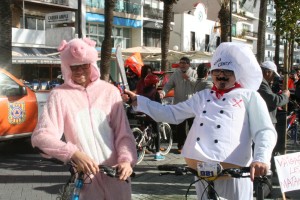 Un cocinero quiere atrapar al cochinillo.