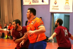 El judoca, que debutó en la Segunda División de balonmano, es marcado por dos jugadores contrarios. 