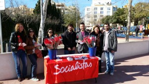 Rafa Ruiz (tercer per la dreta a la imatge), acompanyat de membres de l'Agrupació Socialista i col·laboradors de la seva campanya aquest matí al Parc de la Pau.