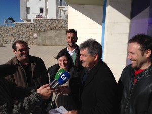 Pep 'Marge', rodeado de otros concejales de PSOE-Pacte, en la puerta del Ayuntamiento de Sant Antoni. Foto: PSOE-Pacte.