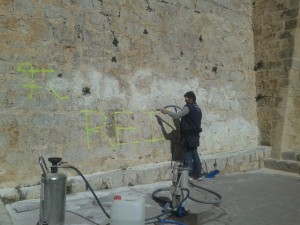 La limpieza realizada en la muralla de Dalt Vila para eliminar la pintada. 