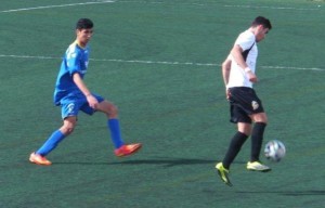 Moha, a la izquierda, trata de cerrar el paso a un jugador del Constancia en el campo de Inca. Foto: Fútbol Balerar