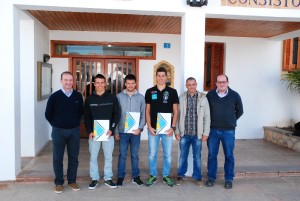 Jaume Ferrer, Sergio Jiménez y Asier Fernández junto a los tres windsurfistas formenterenses.