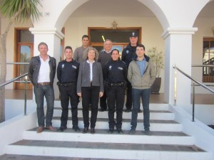 Neus Marí con el concejal Serafín Grivé y los agentes de la policía local. 